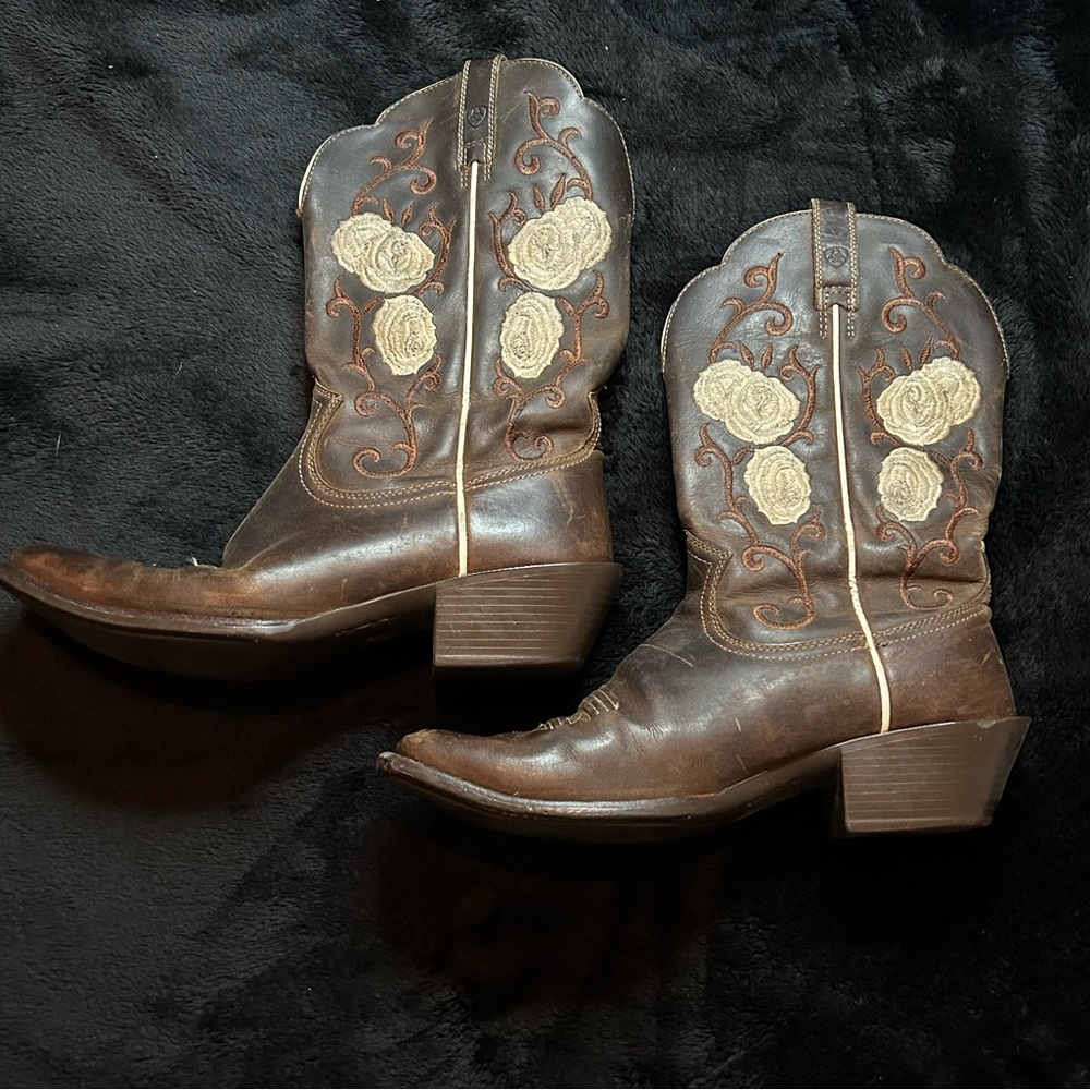 ARIAT woman’s 9 floral boots ! 👢